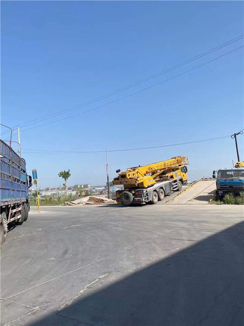 阜康市25吨吊车的租赁价格大概是多少？